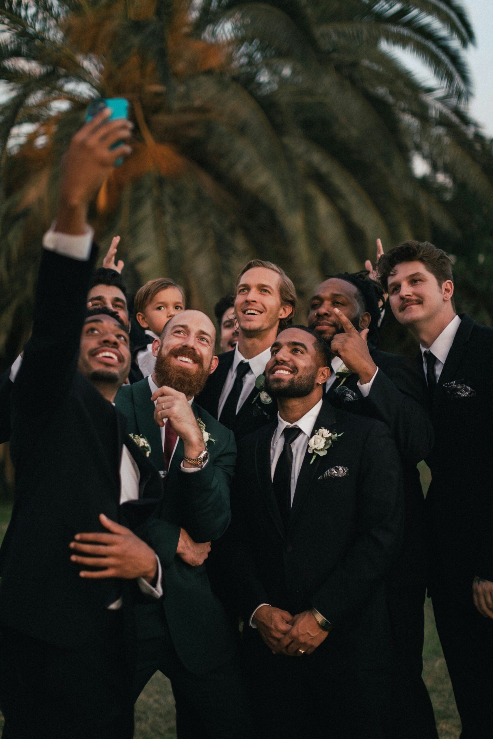 Un jeune marié se prenant en photo avec ses témoins