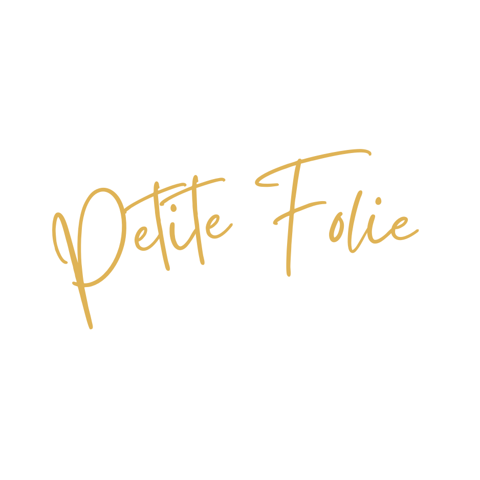 Logo Petite Folie en écriture manuscrite dorée sur fond transparent.