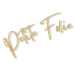 Logo Petite Folie en écriture manuscrite dorée sur fond transparent.