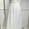 Robe de mariée 11122 – féminité et élégance contemporaine avec dentelle florale et décolleté bateau.