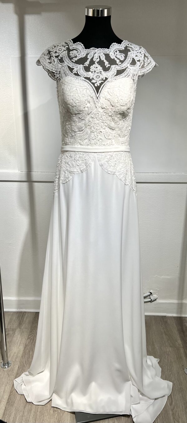 Robe de mariée 11122 – féminité et élégance contemporaine avec dentelle florale et décolleté bateau.