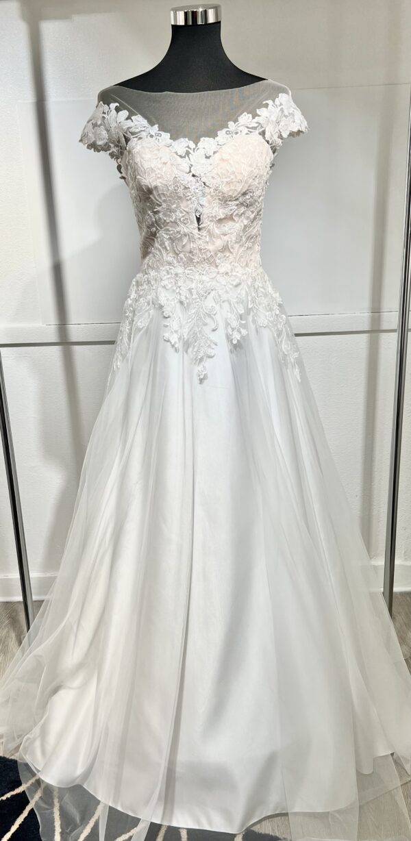 Robe de mariée 23112 – élégance romantique avec dentelle florale, décolleté en cœur et jupe fluide en tulle.
