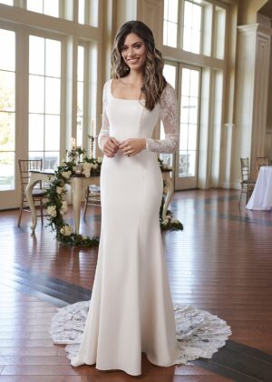 Robe de mariée à manches longues en dentelle avec décolleté carré dans une salle lumineuse