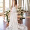 Vue arrière d'une robe de mariée élégante avec une traîne en dentelle et un décolleté en V plongeant