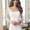 Gros plan sur le haut d'une robe de mariée à manches longues avec des détails en dentelle fine