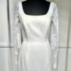 Robe de mariée 44291 – une élégance intemporelle avec décolleté carré et manches en dentelle.