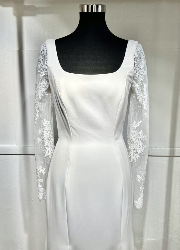 Robe de mariée 44291 – une élégance intemporelle avec décolleté carré et manches en dentelle.