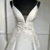 Robe de mariée 44324 – élégance intemporelle avec décolleté plongeant et jupe princesse en satin.