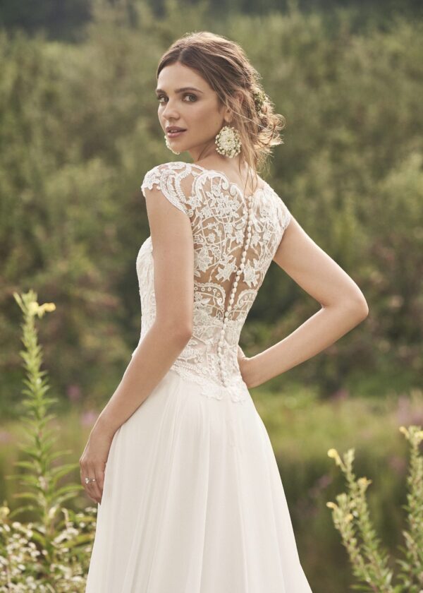 Dos en dentelle d'une robe de mariée romantique avec boutons en perle