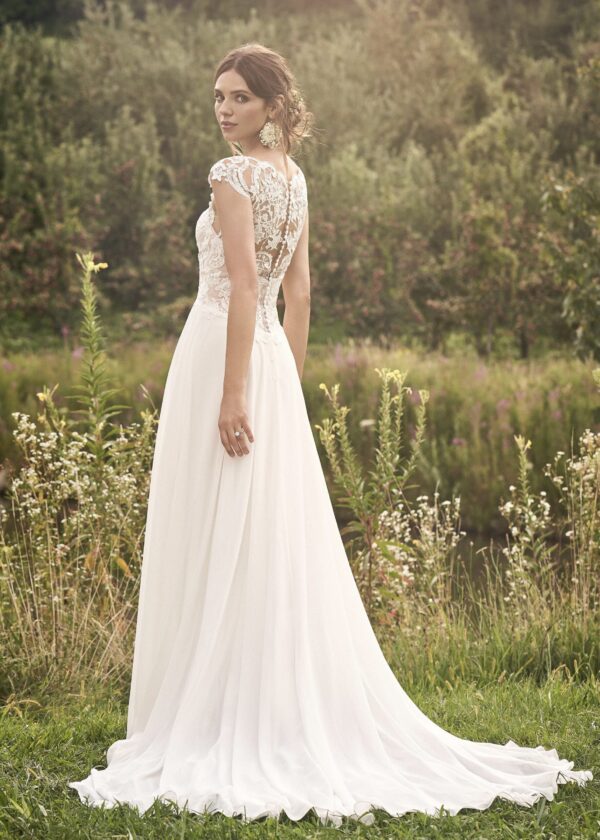 Vue arrière de la robe de mariée fluide en dentelle au milieu de la nature