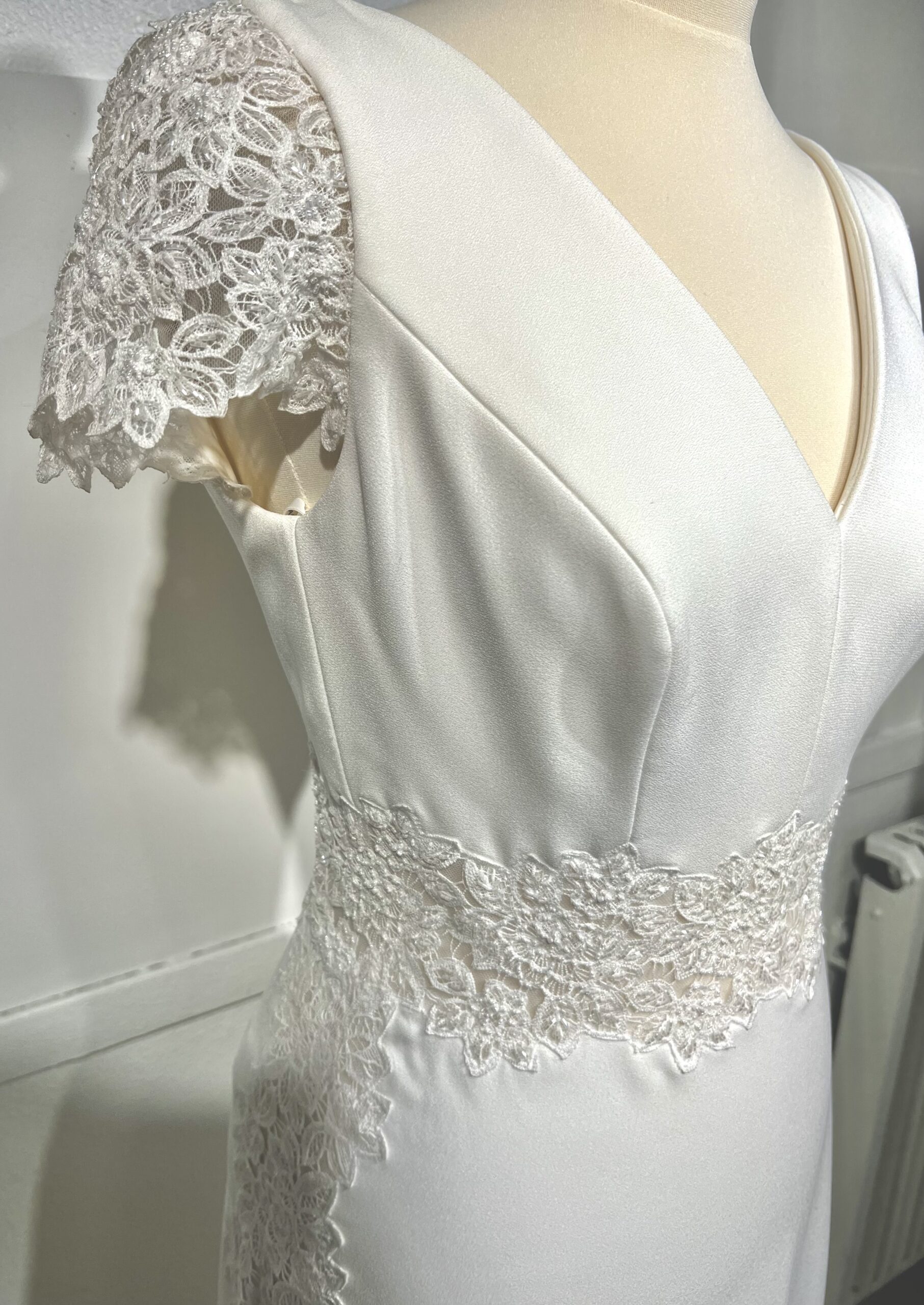 Zoom sur les finitions et la texture du crêpe de la robe Addison