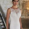 Gros plan sur une robe de mariée Jacinthe avec un décolleté illusion en dentelle florale et des détails brodés élégants, capturée dans un cadre industriel rustique