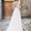 Vue de dos d'une robe de mariée élégante avec un décolleté en V plongeant et une longue traîne fluide