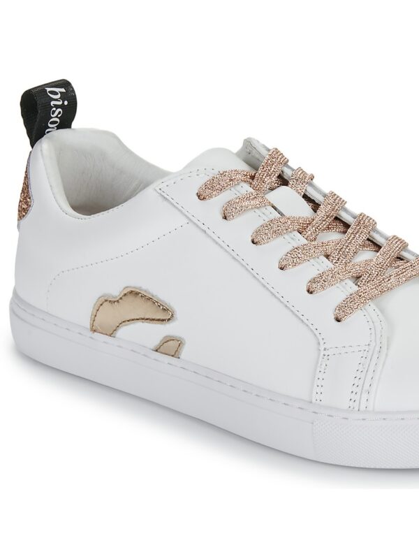 Vue latérale d’une basket blanche avec des détails dorés et un motif métallique sur le côté.