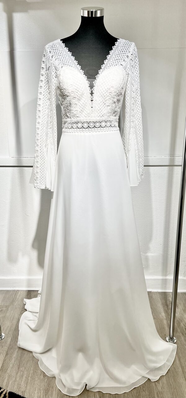 Robe de mariée Fanely – élégance bohème avec dentelle crochetée et manches évasées.