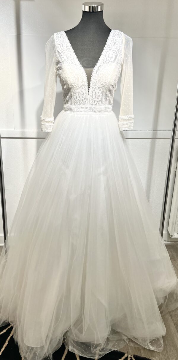 Robe de mariée Festuc – style princesse avec corsage en dentelle, manches brodées et jupe volumineuse en tulle.