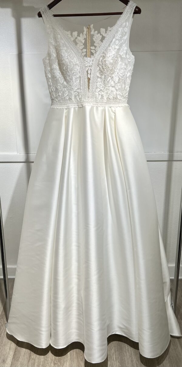 Robe de mariée Fresno – coupe princesse majestueuse avec dentelle délicate, dos illusion raffiné et jupe en Mikado.
