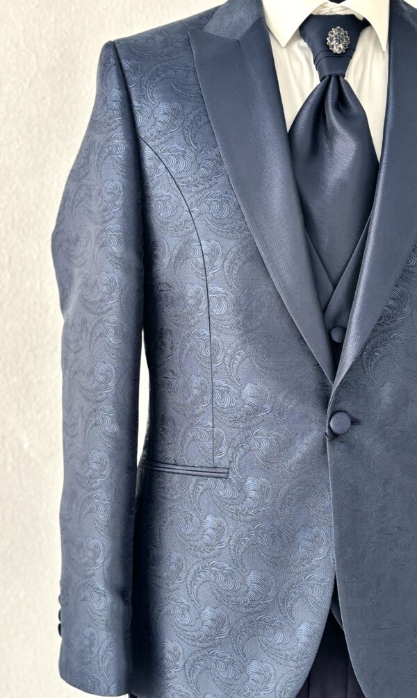 Costume de mariage bleu marine pour homme, modèle Merone signé Empire du Marié, quatre pièces avec col de cérémonie et motifs jacquard.