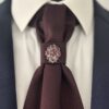 Costume homme chic en promo, modèle Oslo avec gilet bordeaux satiné et col de cérémonie contrasté.