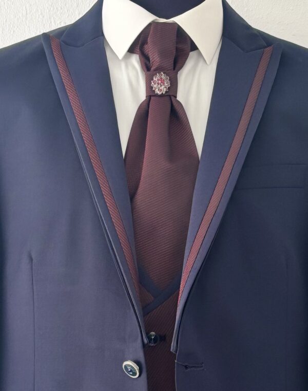 Ensemble costume 4 pièces Empire du Marié Oslo à prix doux, bleu marine et détails bordeaux raffinés.