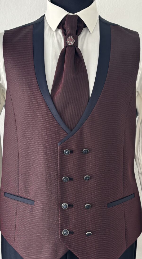 Costume de mariage pas cher pour homme, modèle Oslo bleu marine avec lavallière assortie.