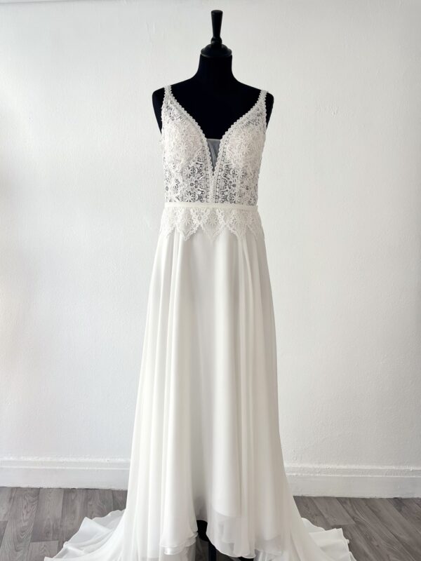 Robe de mariée RO626H pas chère – élégance sobre et dentelle florale