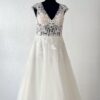Robe de mariée Pellagia face – coupe trapèze, dentelle perlée et encolure en V