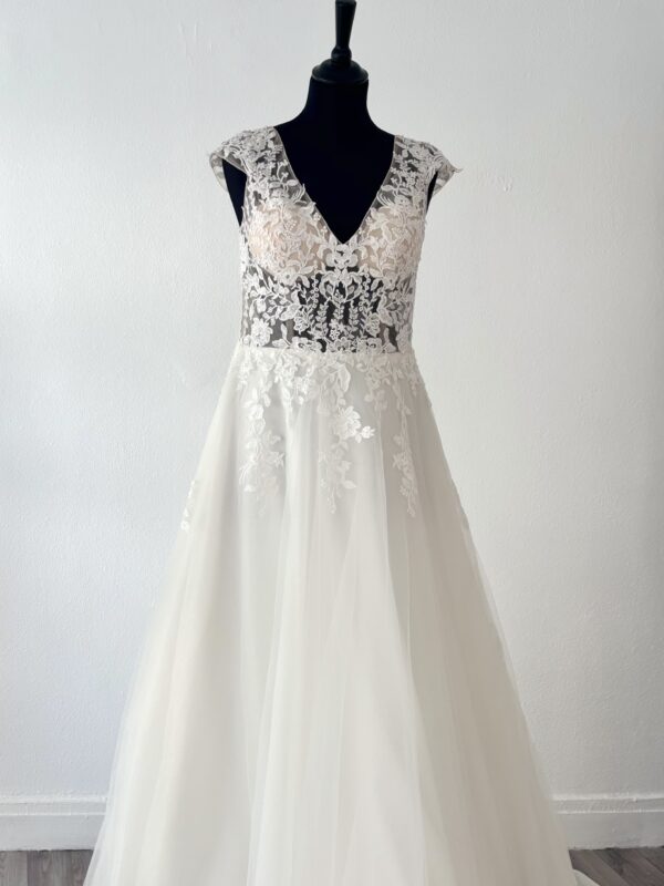 Robe de mariée Pellagia face – coupe trapèze, dentelle perlée et encolure en V