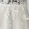 Tulle fluide et appliques de dentelle sur la jupe de la robe Pellagia