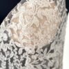 Détail du corsage en dentelle florale perlée de la robe Pellagia – encolure en V