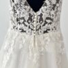 Dos nu en dentelle avec boutons délicats – robe de mariée Pellagia Couture Nuptiale