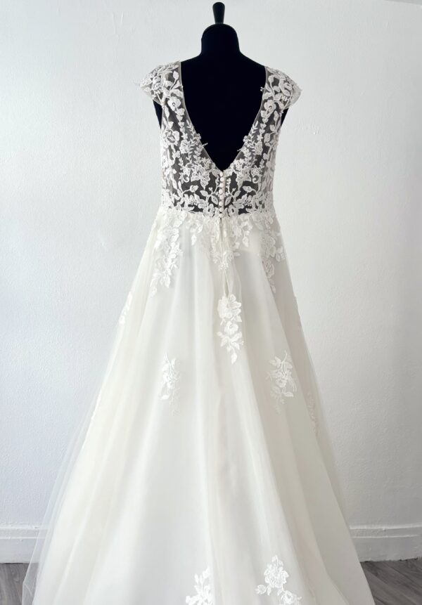 Robe de mariée trapèze avec traîne vaporeuse – modèle Pellagia
