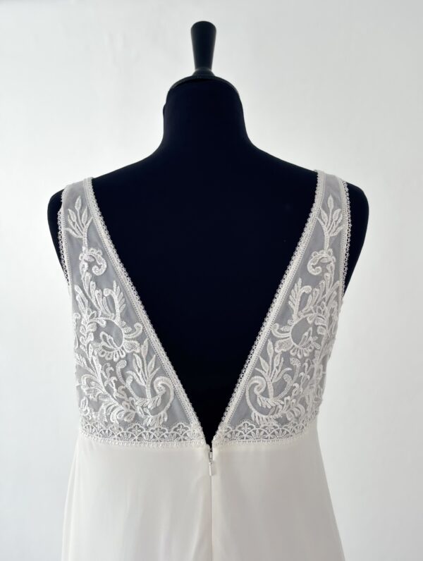 Dos en V ouvert – robe de mariée légère et élégante à petit prix