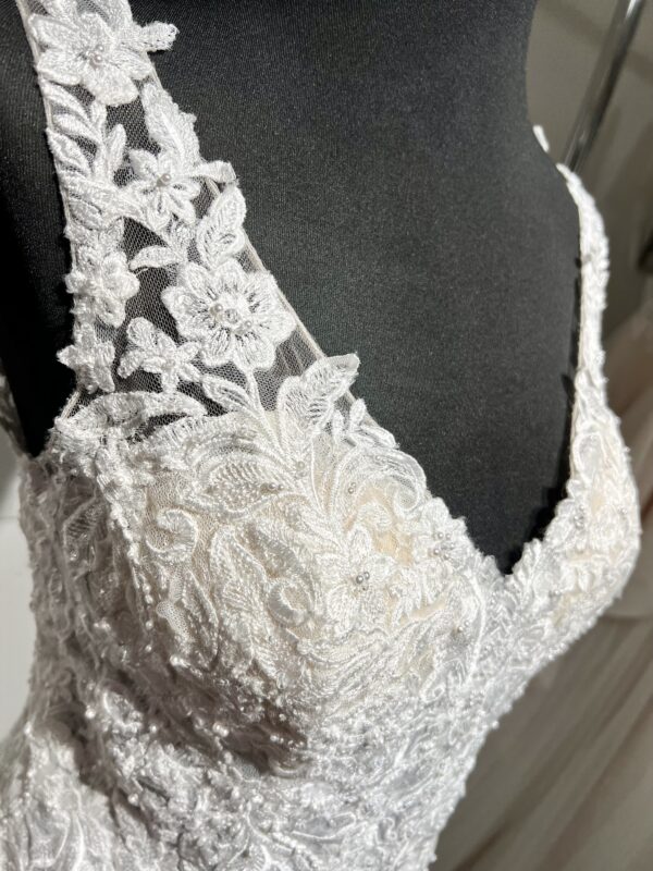 Robe de mariée Prisca – élégance moderne avec dentelle florale et coupe fourreau fluide.