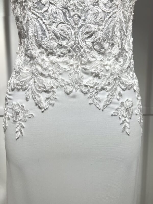 Robe de mariée Prisca – élégance moderne avec dentelle florale et coupe fourreau fluide.