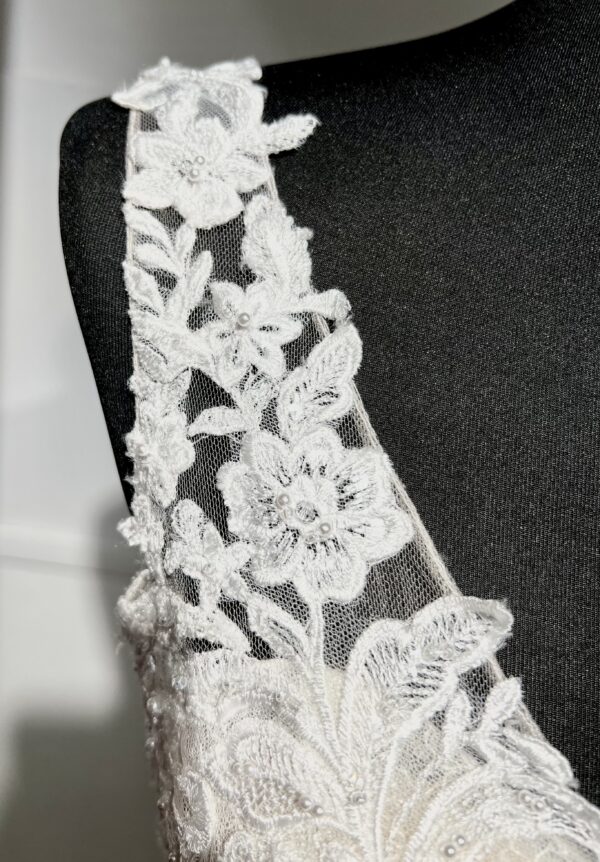 Robe de mariée Prisca – élégance moderne avec dentelle florale et coupe fourreau fluide.