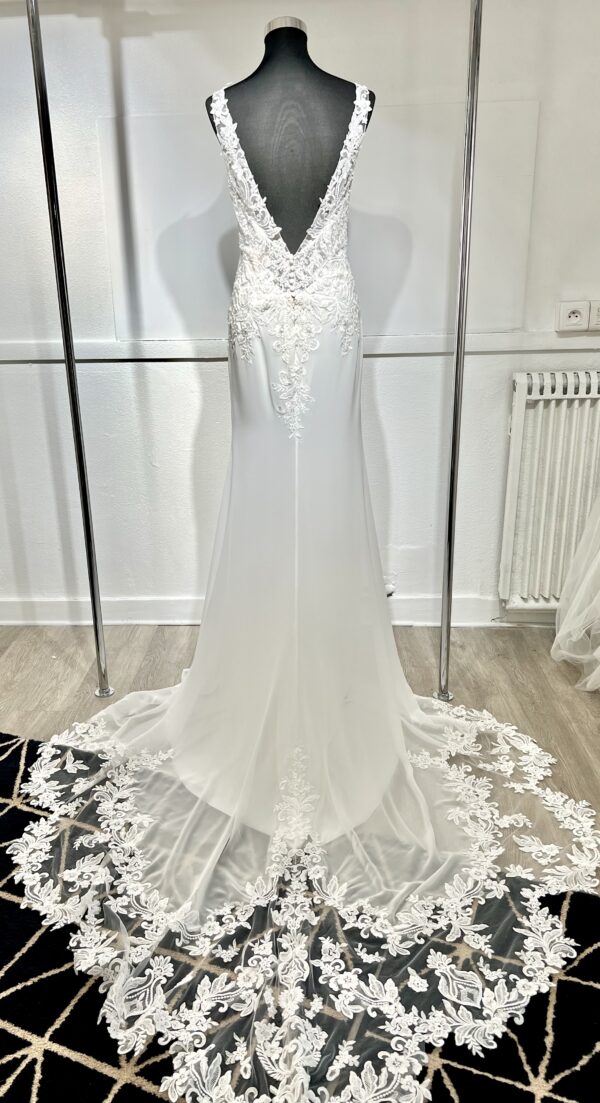 Robe de mariée Prisca – élégance moderne avec dentelle florale et coupe fourreau fluide.