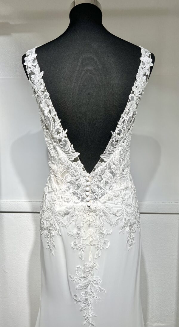 Robe de mariée Prisca – élégance moderne avec dentelle florale et coupe fourreau fluide.