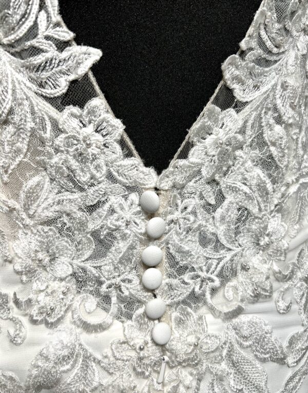 Robe de mariée Prisca – élégance moderne avec dentelle florale et coupe fourreau fluide.