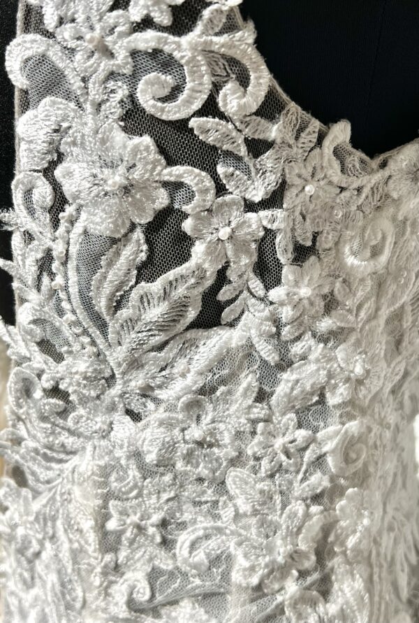 Robe de mariée Prisca – élégance moderne avec dentelle florale et coupe fourreau fluide.