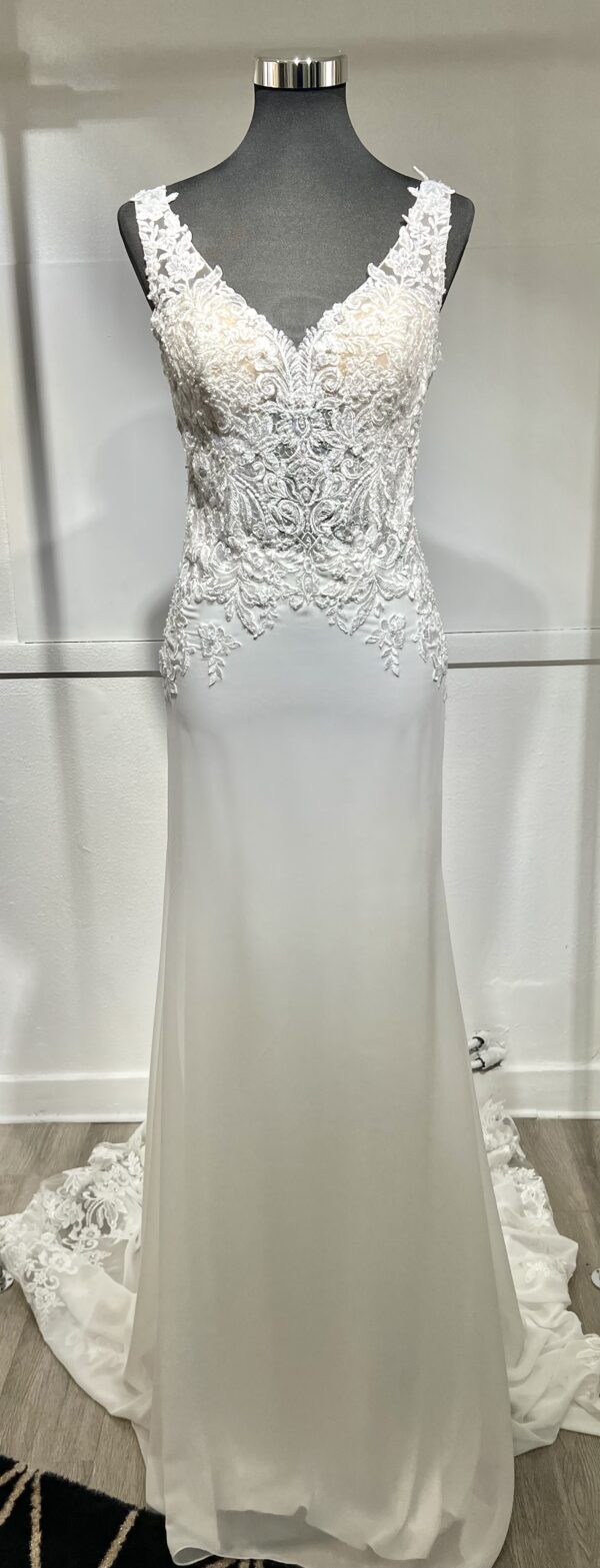 Robe de mariée Prisca – élégance moderne avec dentelle florale et coupe fourreau fluide.