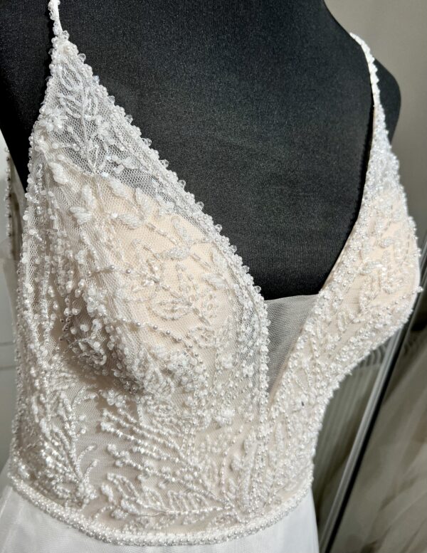 Robe de mariée Rowan – une silhouette de princesse moderne avec dentelle brodée et jupe en tulle aérienne.