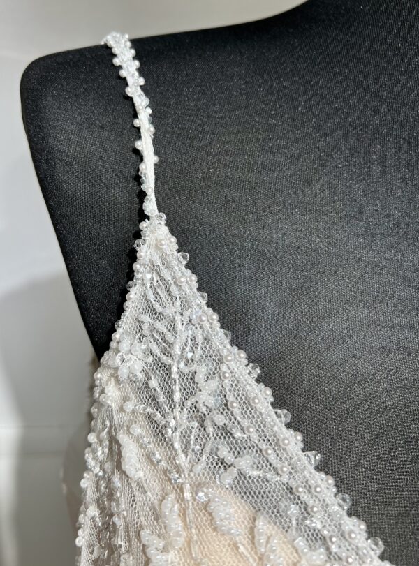 Robe de mariée Rowan – une silhouette de princesse moderne avec dentelle brodée et jupe en tulle aérienne.