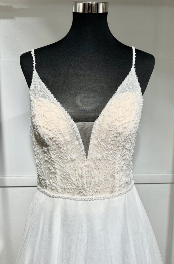Robe de mariée Rowan – une silhouette de princesse moderne avec dentelle brodée et jupe en tulle aérienne.