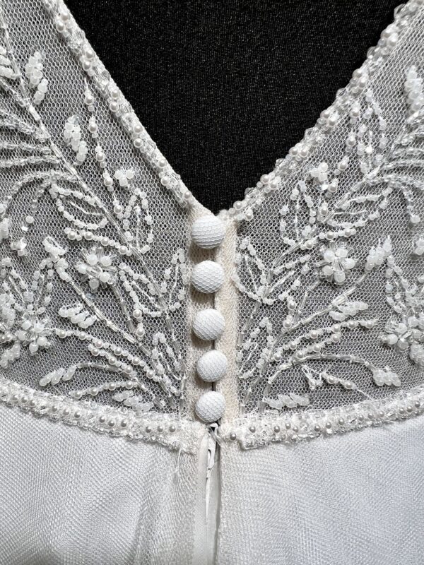 Robe de mariée Rowan – une silhouette de princesse moderne avec dentelle brodée et jupe en tulle aérienne.