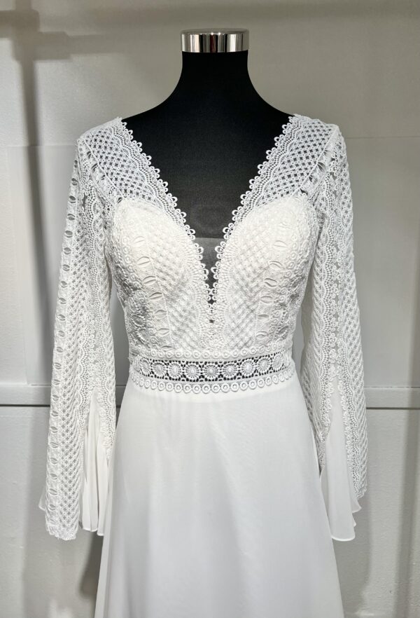 Robe de mariée Fanely – élégance bohème avec dentelle crochetée et manches évasées.