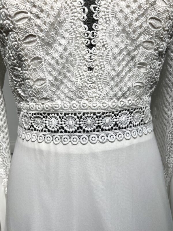 Robe de mariée Fanely – élégance bohème avec dentelle crochetée et manches évasées.