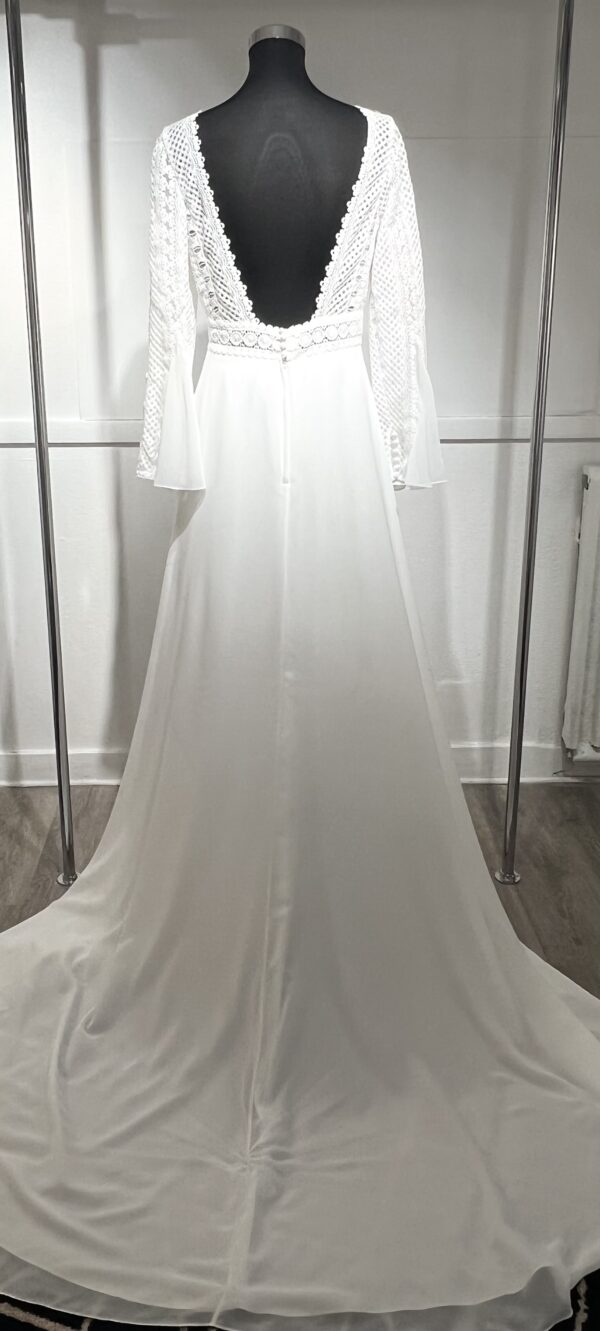 Robe de mariée Fanely – élégance bohème avec dentelle crochetée et manches évasées.