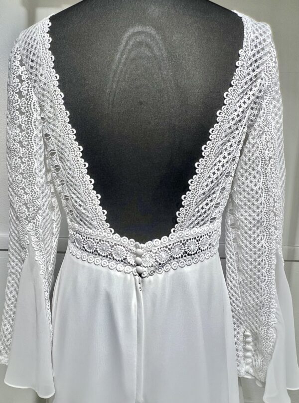 Robe de mariée Fanely – élégance bohème avec dentelle crochetée et manches évasées.