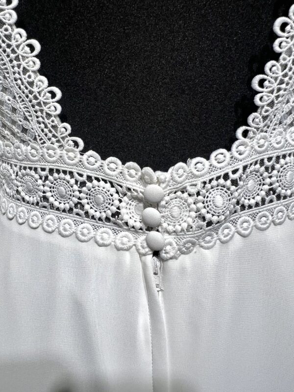 Robe de mariée Fanely – élégance bohème avec dentelle crochetée et manches évasées.